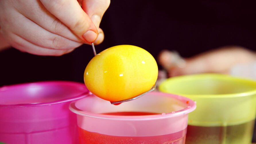 Eieren verven in water en kleurstof